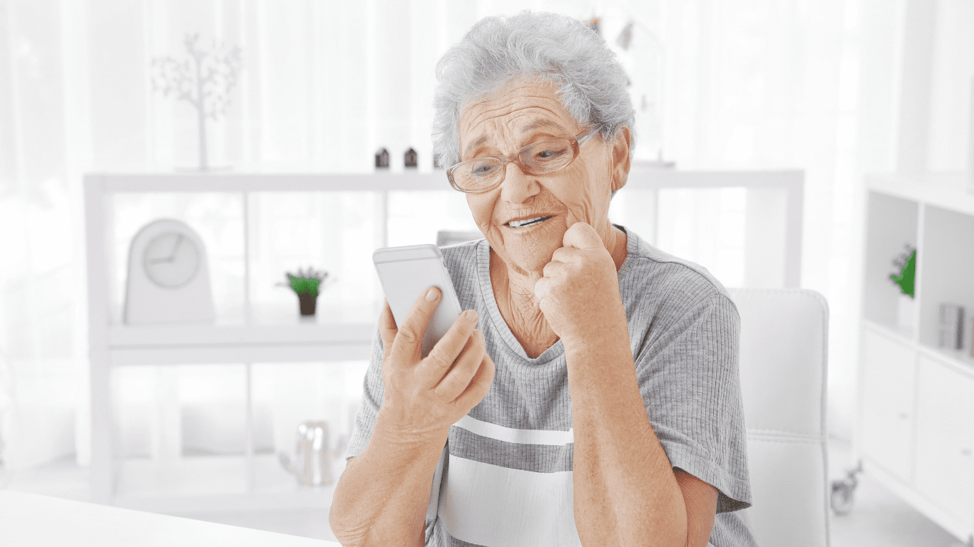 Adulto mayor utilizando dispositivo móvil